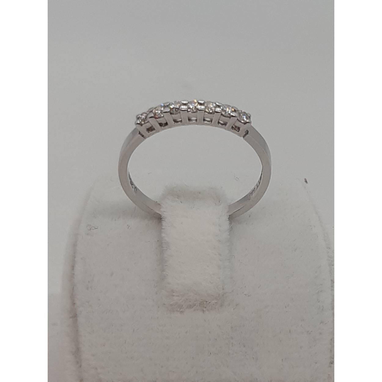 Deze Diamanten Verlovingsring, modelnummer BREA-0002769, is een prachtige keuze voor speciale gelegenheden. De ring is gemaakt van 14-karaats witgoud en bevat vijf ronde diamanten met een totaal karaatgewicht van 0,259. De diamanten hebben de kleur F en zuiverheid SI1. Draag deze elegante ring dagelijks of bij formele evenementen voor een vleugje glamour.