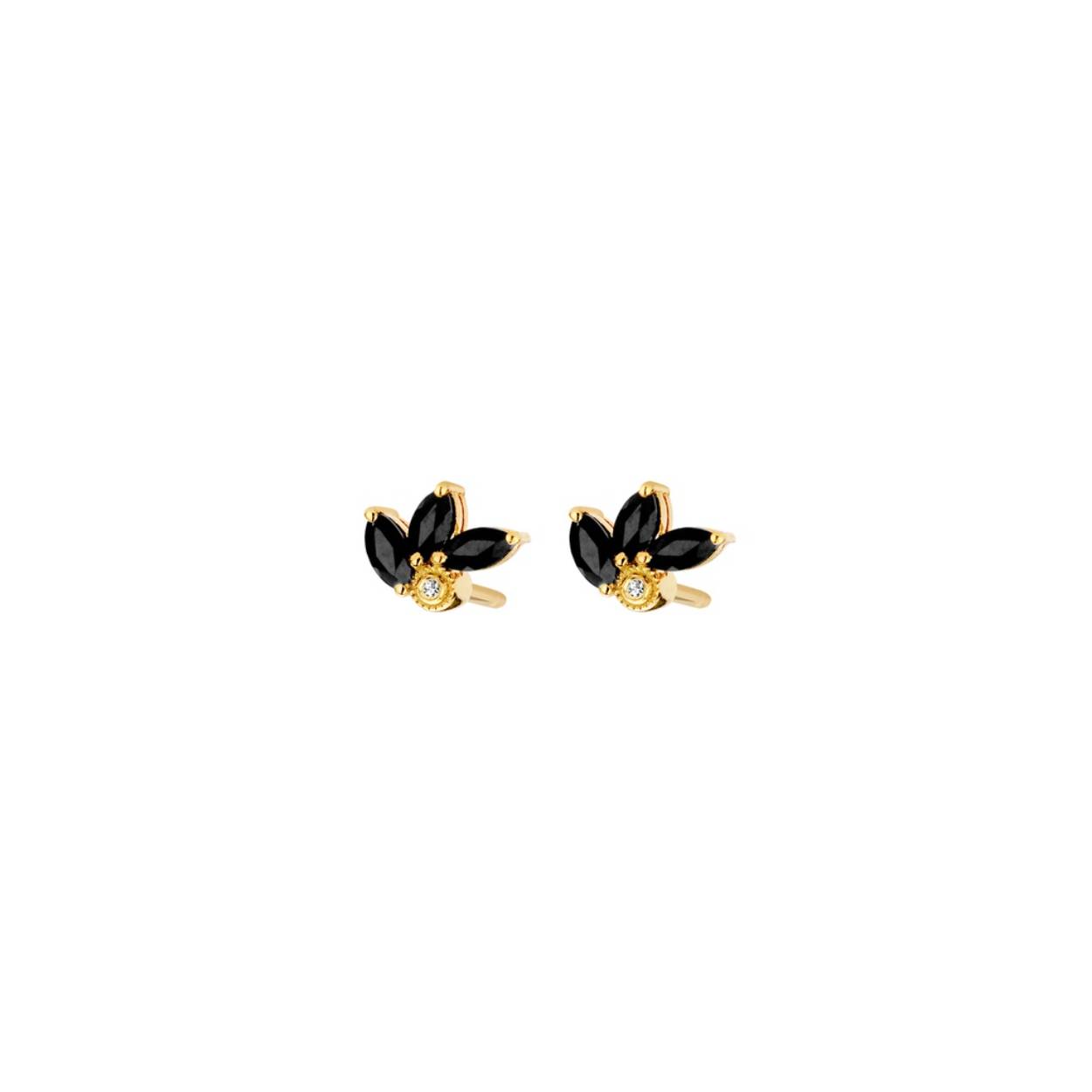 Het dragen van deze schatjes is alsof je een superkracht hebt. De Black Onyx-edelstenen en kleine witte diamanten zullen je ziel bevrijden van twijfel en angst en je leiden naar een rijker, zinvoller bestaan. Mis de bijpassende ring niet.