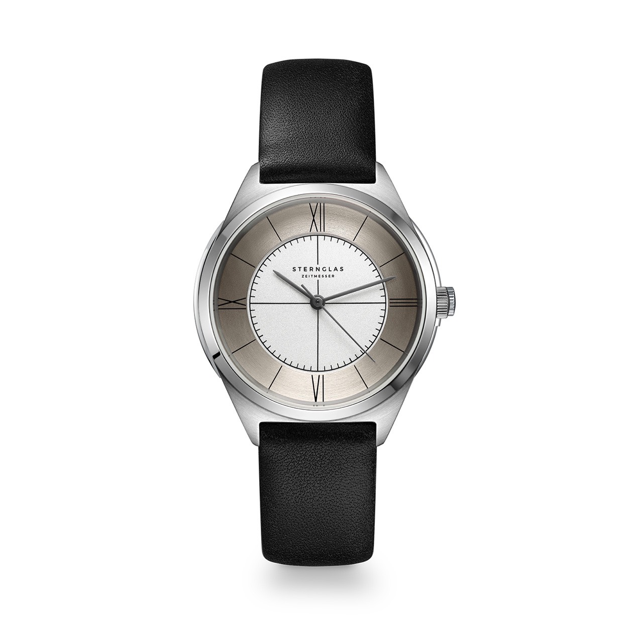 Sternglas Liah 50.01.2107.0206 S01-LI10-KL05

- Behuizing gemaakt van staal, in de kleur zilver
- Horlogeband gemaakt van leer, in de kleur zwart, met gesp
- Quartz uurwerk, werkt op batterijen
- Voorzien van saffierglas, zeer hard en vrijwel krasvrij
- 5 ATM waterdicht, geschikt om mee te douchen.
- Breedte van de behuizing is 33 mm
- Dikte van de behuizing is 6 mm