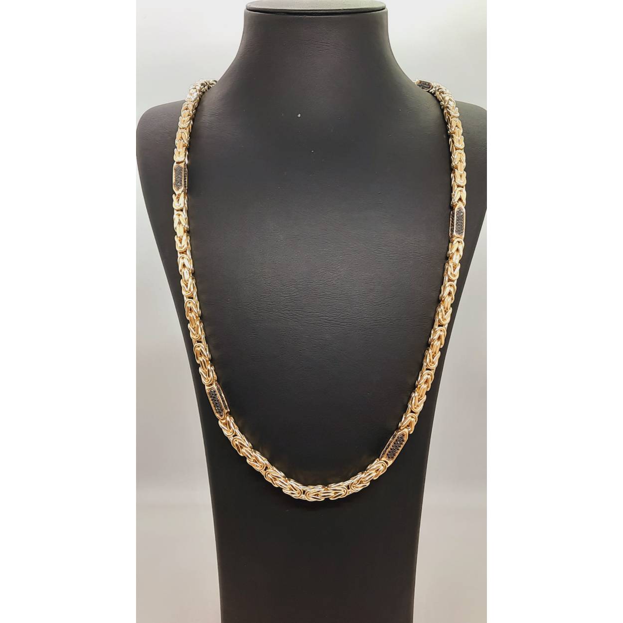De koningsketting, modelnummer BREA-RDL-0004058, is een prachtige gouden ketting van 14 karaat, met een lengte van 70 cm. Deze glanzende, goudkleurige ketting weegt 45,5 gram en heeft een breedte van 5,9 mm. Perfect om solo te dragen of in combinatie met andere sieraden voor een elegante uitstraling.