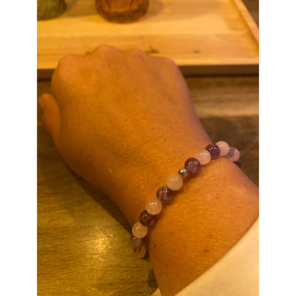 armband met natuurstenen.
FOY armbandje . natuurstenen afgezet met zilveren kralen. kralen: Amethist en rozenkwarts. 
Amethist werkt beschermend, zuiverend, ontspannend, brengt harmonie en innerlijke rust. Het maakt je hoofd helder en geeft inzicht in je gedrag en in de keuzes die je maakt. Hierdoor helpt het slechte gewoontes en verslavingen te erkennen en achter je te laten. Rozenkwarts is traditioneel de steen van de liefde. Niet alleen romantische liefde, maar ook liefde voor familie en vrienden, spirituele liefde en liefde voor jezelf. Het trekt liefde aan, helpt je om lief te hebben en om je open te stellen voor het ontvangen van liefde. 
