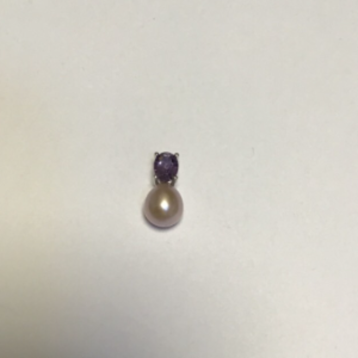 Witgoud hanger met Amethyst en licht roze parel 18,5 mm hoog.