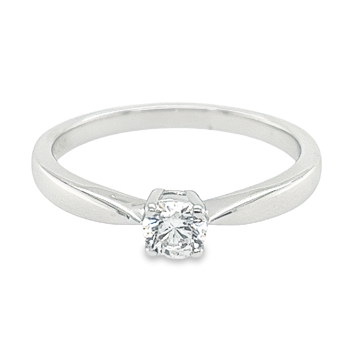 Deze prachtige zilveren ring is een tijdloze toevoeging aan elke sieradencollectie. De ring heeft een elegante gerhodineerde afwerking en is versierd met een schitterende zirkonia solitair. De zilverkleurige glans van de ring straalt kwaliteit en elegantie uit en maakt het tot een perfect cadeau voor dames die houden van klassieke en stijlvolle sieraden. Het speciale item van een briljante zirkonia voegt net dat beetje extra toe aan deze prachtige ring en maakt het een opvallend accessoire dat bij elke outfit past.