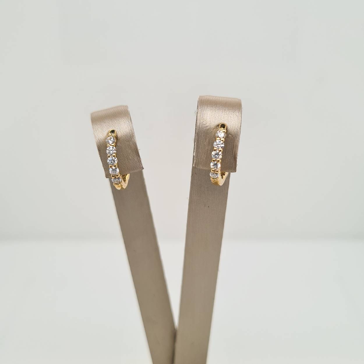 Prachtige 14krt gouden klapcreolen met diamant, 0,24crt G SI.