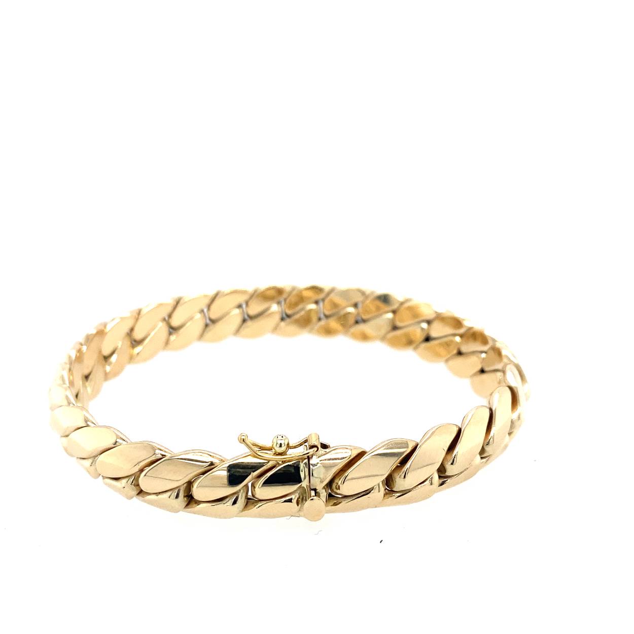 geelgouden breede gourmet armband gesloten door een baksluiting met veiligheids achtje