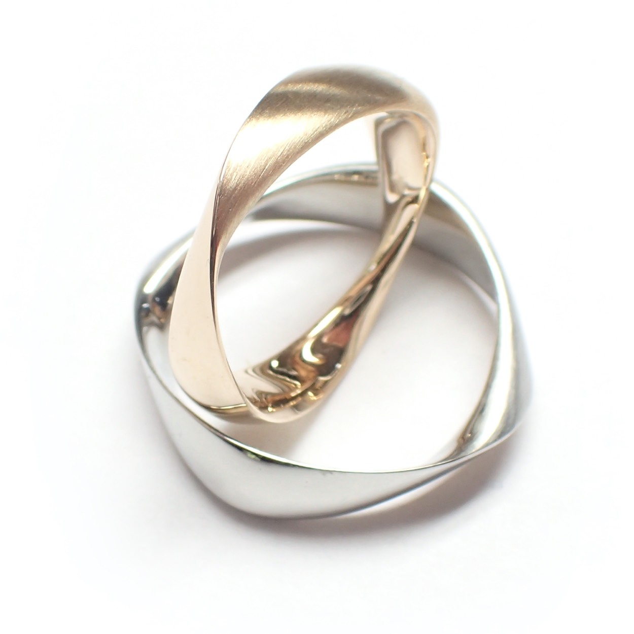 18 karaat witgouden ring Möbius