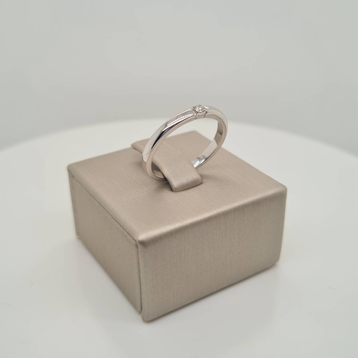 Prachtige 14krt witgouden solitaire ring met diamant, 0,03crt H Si. De maat van de ring is 53 (17). Heeft u een andere maat, neem dan gerust contact met ons op.