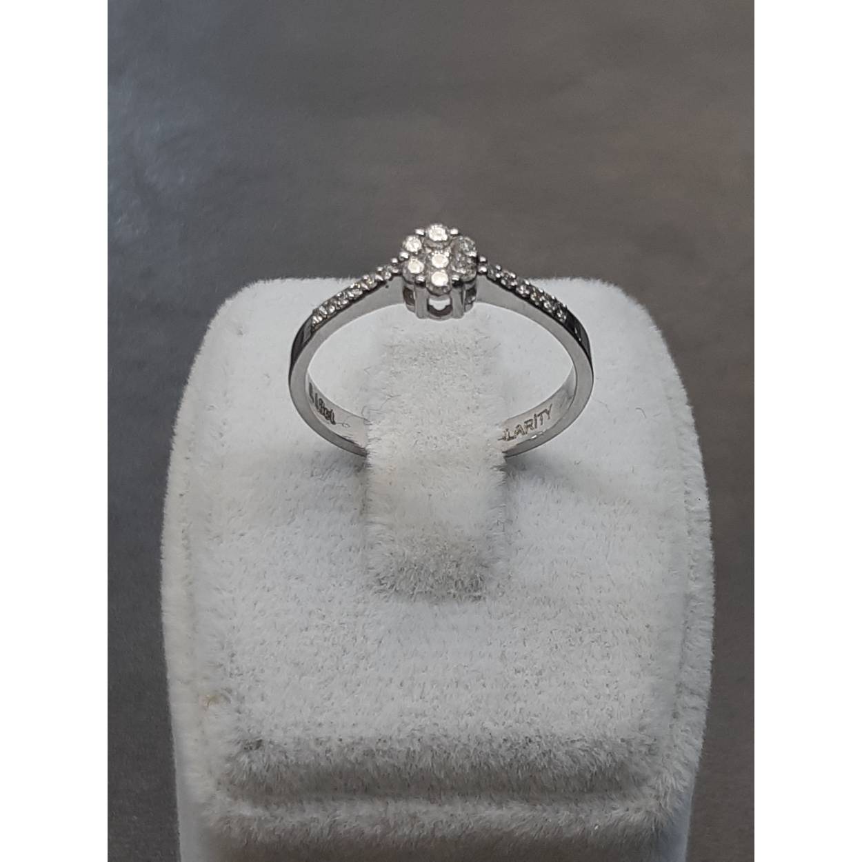 De Diamanten Verlovingsring, modelnummer BREA-0002808, is een prachtige gouden ring met 19 fijne witte diamanten (SI1 zuiverheid, ronde slijpvorm). Gemaakt van 14-karaats witgoud, glanzend afgewerkt. Ideaal om dagelijks te dragen of bij speciale gelegenheden. Draag deze ring met vertrouwen om uw elegantie en stijl te benadrukken. Perfect voor maat 54.