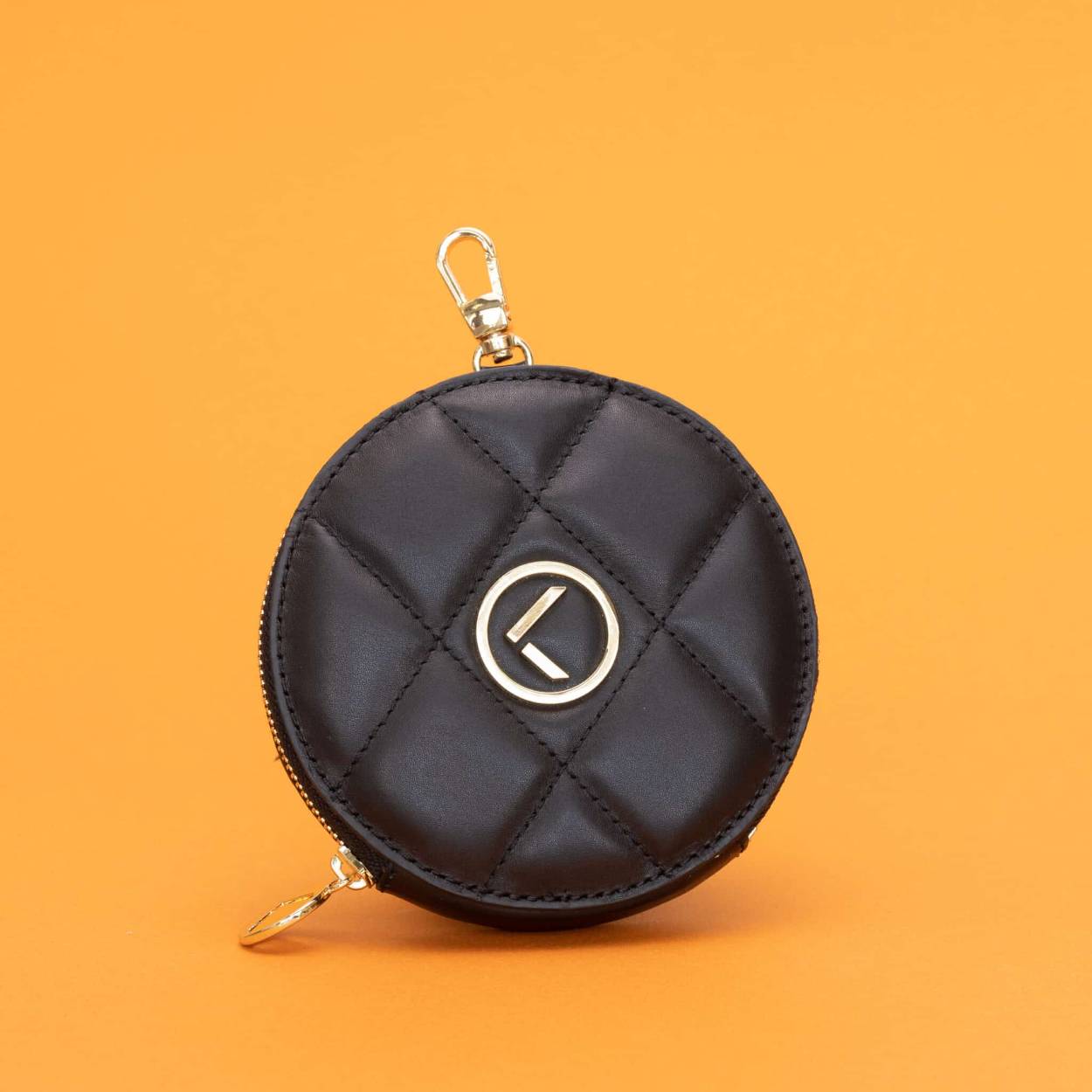 Deze verfijnde Wallet is prachtig afgewerkt met goudkleurige accenten en is ook nog eens verkrijgbaar in een groot aantal heerlijke kleuren. Zeker weten dat de jouwe ertussen zit! Met deze basic heb jij je sleutels, je pasjes en je lipgloss voortaan altijd bij de hand.
Klik de Wallet de Rond vast aan je phonecord of combineer hem met een van onze andere accessoires.