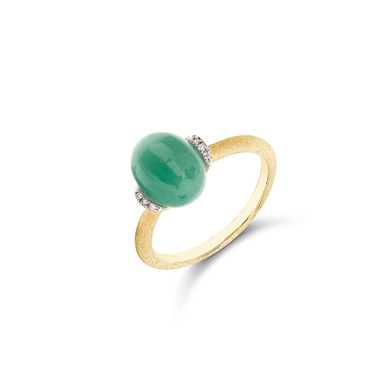 De mysterieuze groene aventurijn ontmoet 18-karaats goud en diamanten in deze ring uit de Terre Lontane-collectie, geïnspireerd op het buitengewone Amazonegebied, de groene long van de aarde en de thuisbasis van de grootste biodiversiteit ter wereld. Een juweel met een tijdloze charme, ontworpen als een kostbare talisman om altijd bij je te dragen.