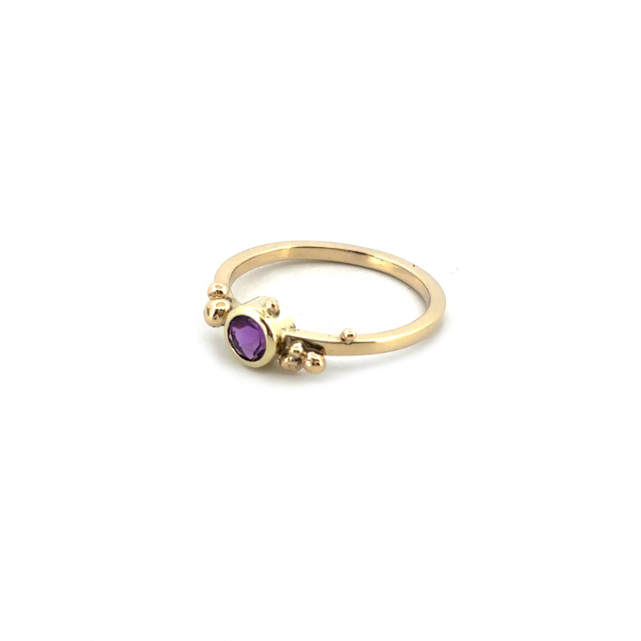 Gouden ring met amethist. Het minimalistische design zorgt ervoor dat je deze ring bij elke look kan dragen. Deze prachtige amethist heeft een diep paarse  kleur. Door de geelgouden zetting met de kleine bolletjes wordt dit sieraad een eyecatcher van jouw look. 

Deze ring is te bestellen in maat 56/18

De ring kan op elke gewenste maat gemaakt worden. Echter na aanpassing van de ringmaat beschouwen we de ring als maatwerk. Mocht je twijfelen over de maat neem dan gerust contact op.

Maak een afspraak en kom deze sierlijke ring eens passen! Of bestel haar gelijk, dan sturen we deze mooi verpakt naar je toe.