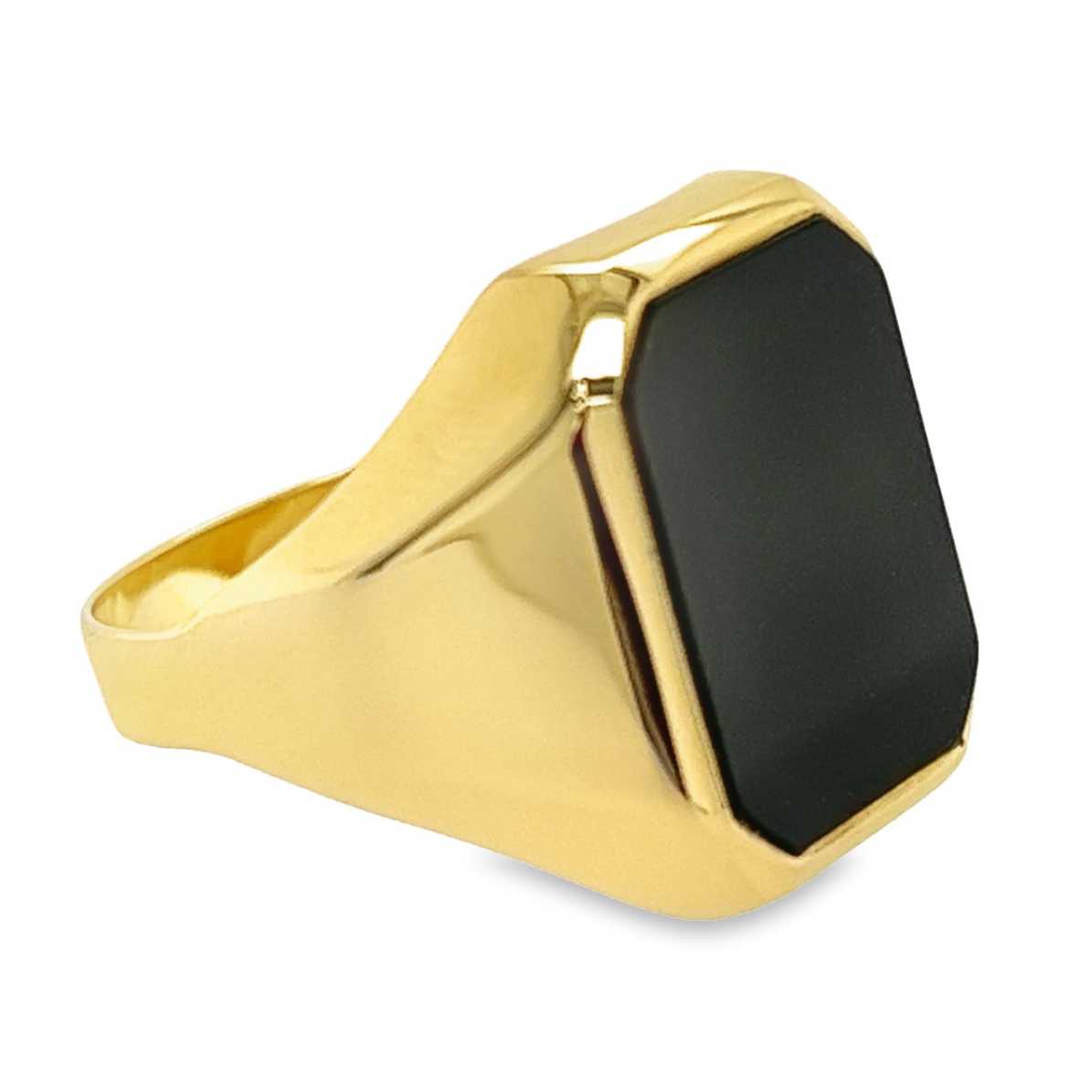Deze 14-karaats geel gouden ring heeft een onyxsteen gezet in de bovenzijde. Deze ring is goed te combineren met een zakelijke kledingstijl. De ring heeft een rustige uitstraling en het goud is volledig glad gepolijst.
