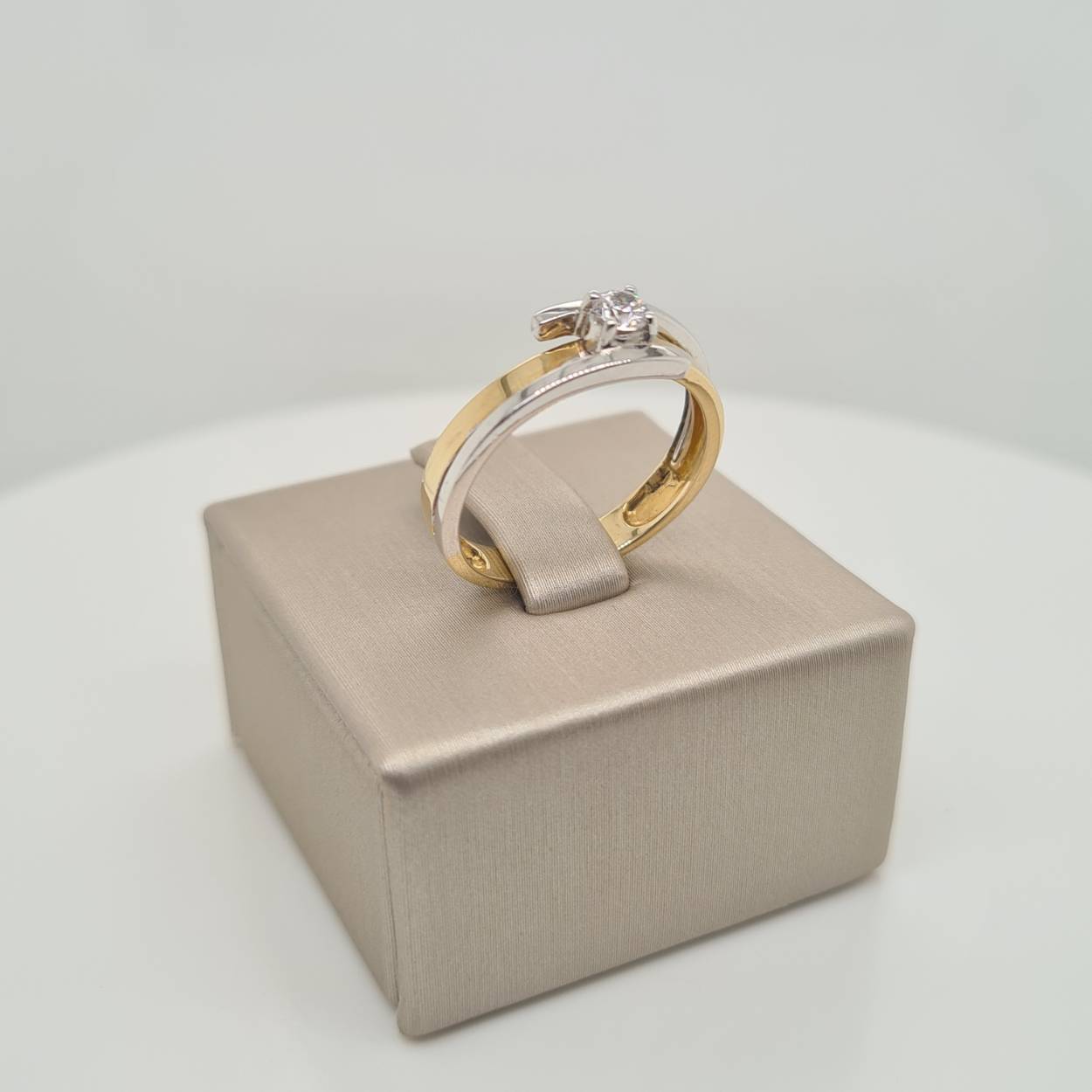 Prachtige 14krt bicolor gouden ring met zirkonia.

Deze ring is maat 17 (53), heeft u interesse in een andere maat? Neem dan contact met ons op.