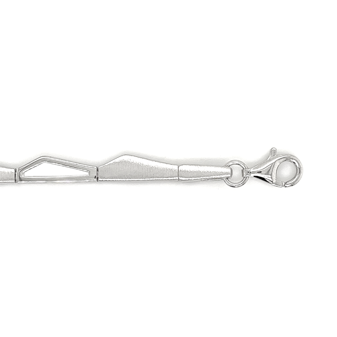Deze armband is gemaakt van 925 zilver. De armband is gedeeltelijk gematteerd en gedeeltelijk glad gepolijst, de combinatie van mat/ glans geeft deze armband een erg mooie uitstraling. Ook heeft de armband een stevig karabijnslot.