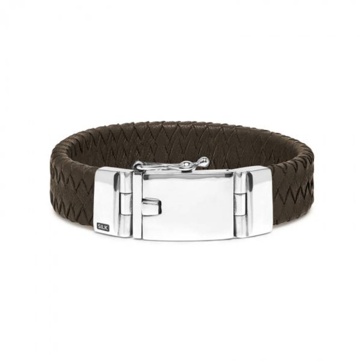 Deze armband van het merk Silk behoort tot de Alpha collectie.

De 641BRN is een gevlochten bruine leren armband met stevige zilveren sluiting. De armband is gemaakt van 925 sterling zilver en zacht lamsleer, door het soepele leer draagt de armband prettig. De leren armband sluit middels een stevig zilveren bakslot en geeft de mogelijkheid om een naam, geboortedatum, initialen of een symbool te graveren. Als basisitem kun je deze armband perfect combineren met een zilveren statement piece uit onze collectie. Deze zwart leren armband kan gedragen worden door zowel mannen als vrouwen. 

Personaliseer deze armband door een gravure toe te voegen. Neem contact met ons op voor de mogelijkheden.