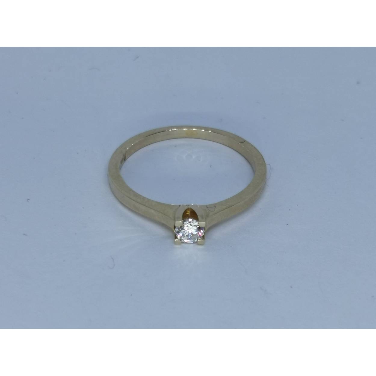 14 Karaat geel gouden solitair ring met briljant geslepen zirkonia.

Deze ring is ook leverbaar met briljant geslepen diamant, zie artikel EBRD0005.

Deze ring is alle maten leverbaar. U kan bij het afrekenen, bij het kopje opmerkingen vermelden welke maat u wenst.