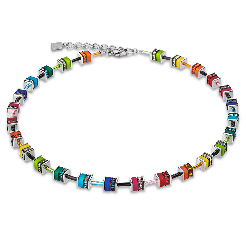 Een heel fijn kleurijk collier van Coeur de Lion! De blokjes zijn netjes afgerond of gefacetteerd waardoor het lekker draagt. Alles wordt met de hand gemaakt en in elkaar gezet.

De materialen die gebruikt worden laten de kleuren ook extra schitteren in het licht door het effect dat ze geven. Synthetische tijgeroog bijvoorbeeld geeft een gestreept effect en de Swarovski kristallen blokjes glanzen geweldig mooi. De overige materialen zijn glas, polaris, strass stenen en het basismateriaal is staal.

De maten en lengtes van de kettingen van Coeur de Lion worden gebaseerd op gemiddelde maat dames. Het fijne is ook dat er een stalen verlengketting aan zit waardoor de ketting op meerdere lengtes gedragen kan worden. De lengte van deze ketting is 42 cm tot 47 cm. De karabijnhaak sluiting is ook gemaakt van staal en bevat een mooi formaat wat goed hanteerbaar zal zijn. De dikte van de grootste blokjes zijn 6 mm en bij de strass steentjes meet de totale dikte 6,5 mm.