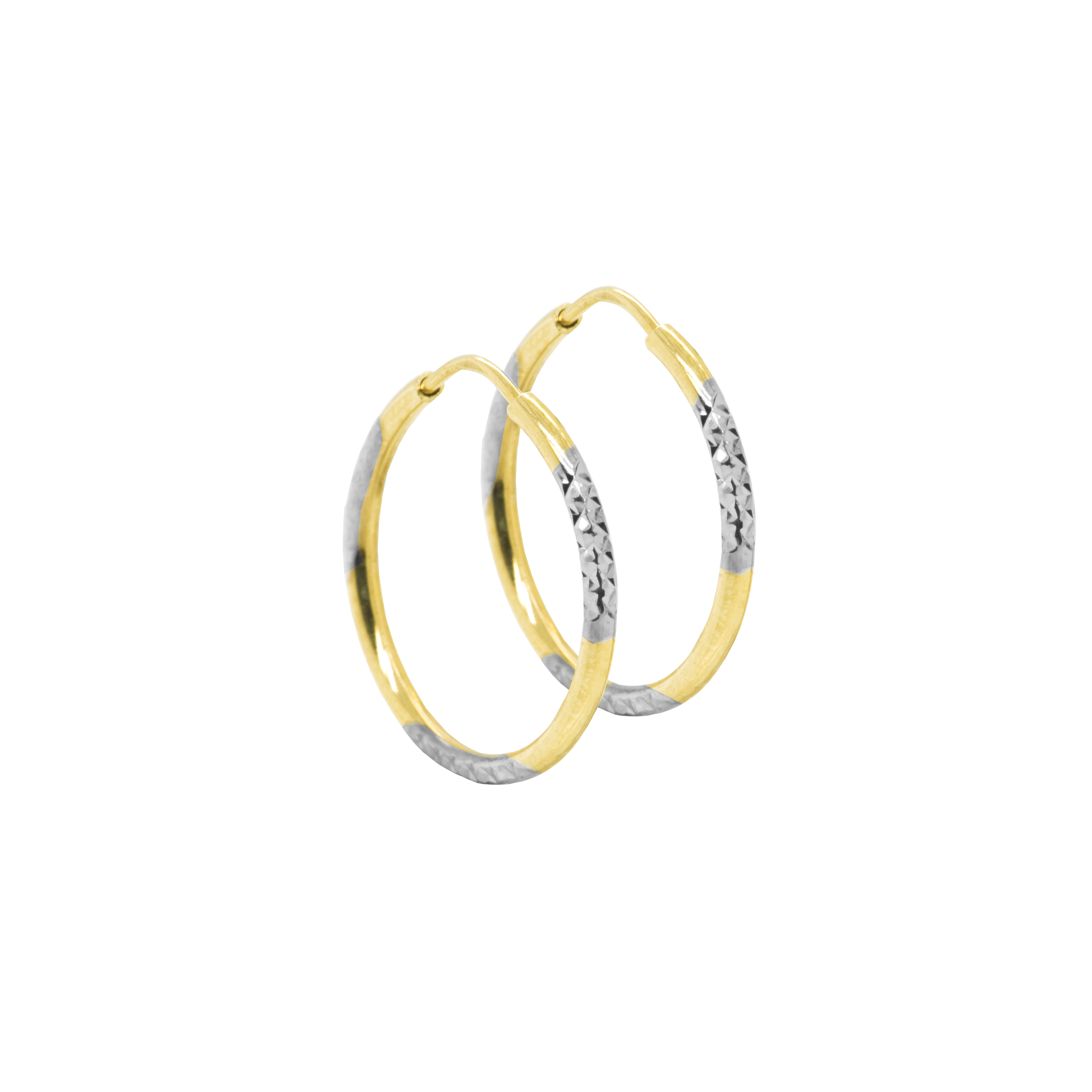 Deze bicolor gouden oorringen zijn bijzonder bewerkt. Het geelgoud is glad gepolijst en aan iedere zijde zitten drie witgouden vlakken welke op bijzondere wijze bewerkt zijn. De oorringen hebben een rustige en elegante uitstraling en zijn rond van vorm.