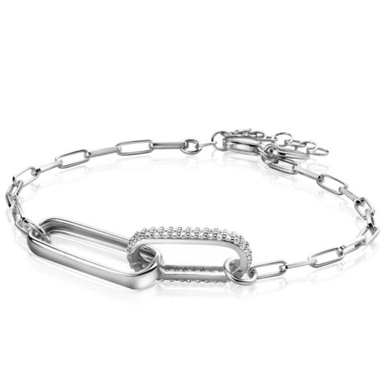 ZINZI zilveren schakel armband met een tussenstuk van twee grote ovale schakels van 8mm breed. Één grote ovale schakel is rondom bezet met witte zirconia's. De lengte van deze armband is te variëren tussen 16 en 19 cm.Bij sluiting herkenbaar ZINZI, door het geel vergulde Zinzi hartje. Deze stoere en tegelijk elegante armband past bij elke outfit! Vervaardigd van eerste gehalte zilver (925) en met extra rodiumlaag voor een langdurige glans.