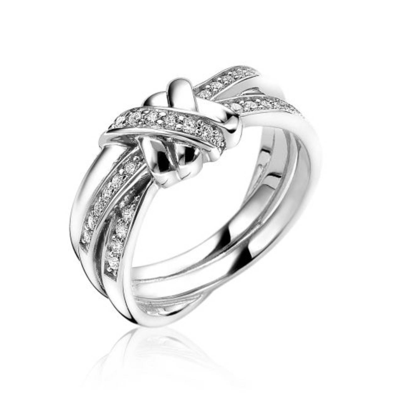 ZINZI zilveren cross-over ring, waarbij zowel op de kop als in de scheen van de ring diverse banden elkaar kruisen. Een unieke opvallende ring. De ring is vervaardigd van eerste gehalte zilver (925) en voorzien van een extra rodium laag voor een langdurige glans.