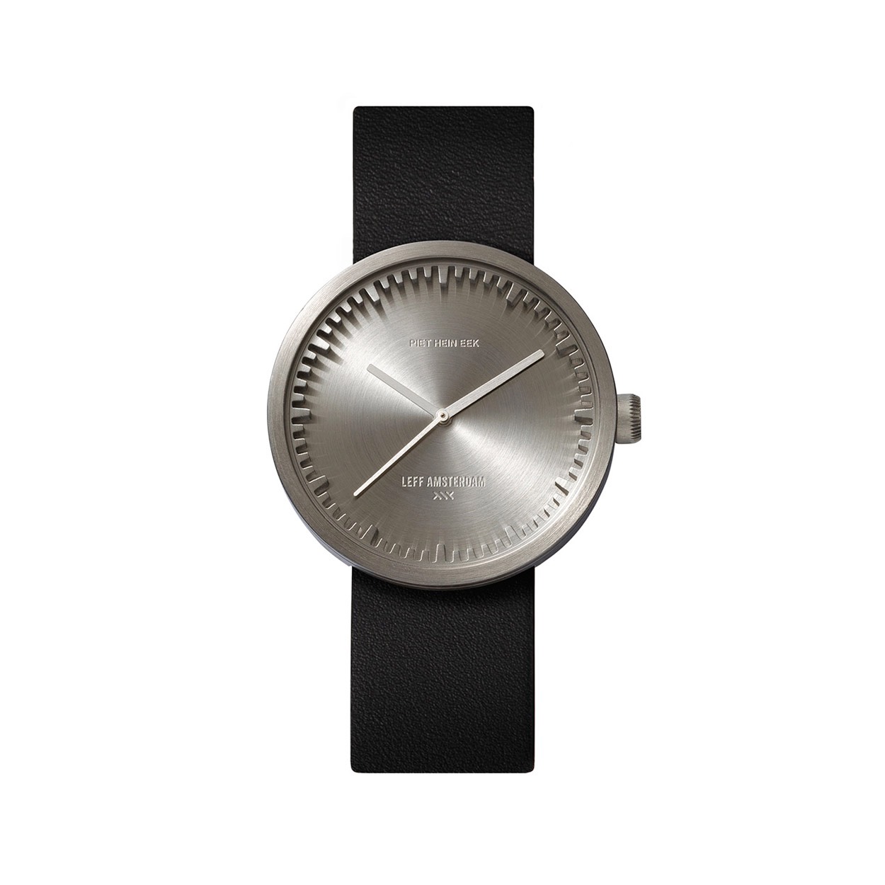 Een stalen horloge met zwart leren band.