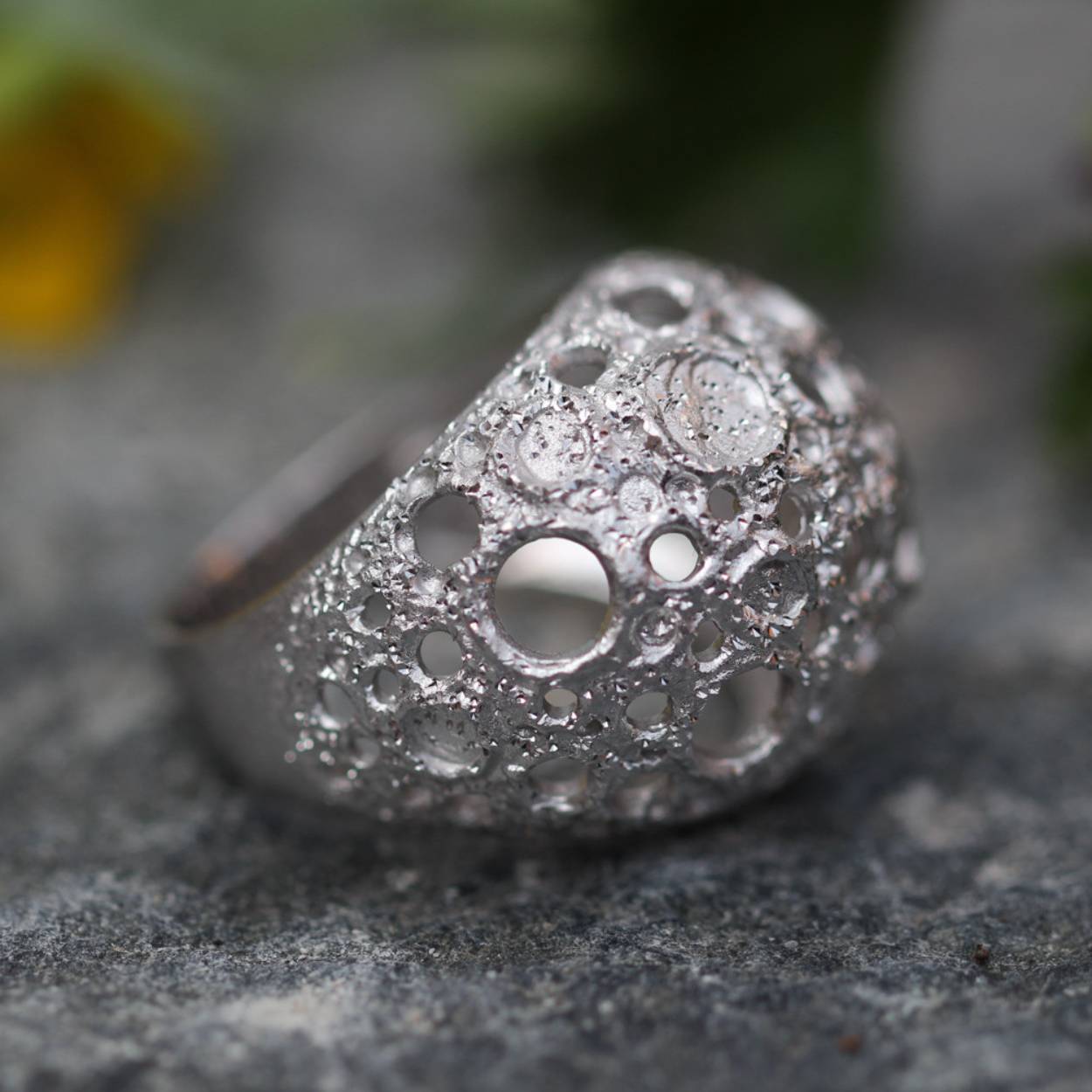 Zilveren ring van Sanjoya uit de serie Londen, bolvormig met open cirkels. Bijpassende hanger en oorsieraden zijn verkrijgbaar.