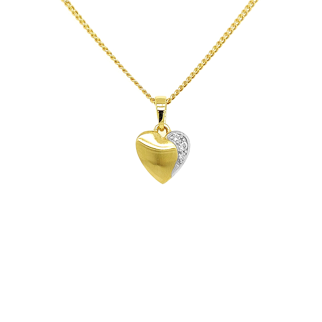 Deze geel gouden hanger is ontzettend leuk! Een hartje heeft altijd een speciale betekenis en staat symbool voor de liefde. Bij dit hangertje wordt de betekenis nog net iets specialer door de briljant geslepen zirkonia steentjes die op het hartje zijn gezet.

Note: het kettinkje hoort niet bij de hanger, deze is enkel gebruikt voor de foto.