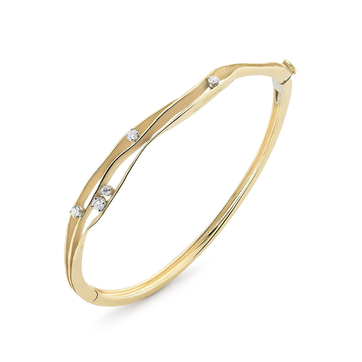 Prachtige 18krt gouden bangle armband uit de Dune collectie van het Italiaanse merk Annamaria Cammilli. De armband heeft een prachtige geelgouden kleur, genaamd Yellow Gold Sunrise en is bezet met diamanten 5-0,30crt VSI/G.

Referentienummer: GBR1249U