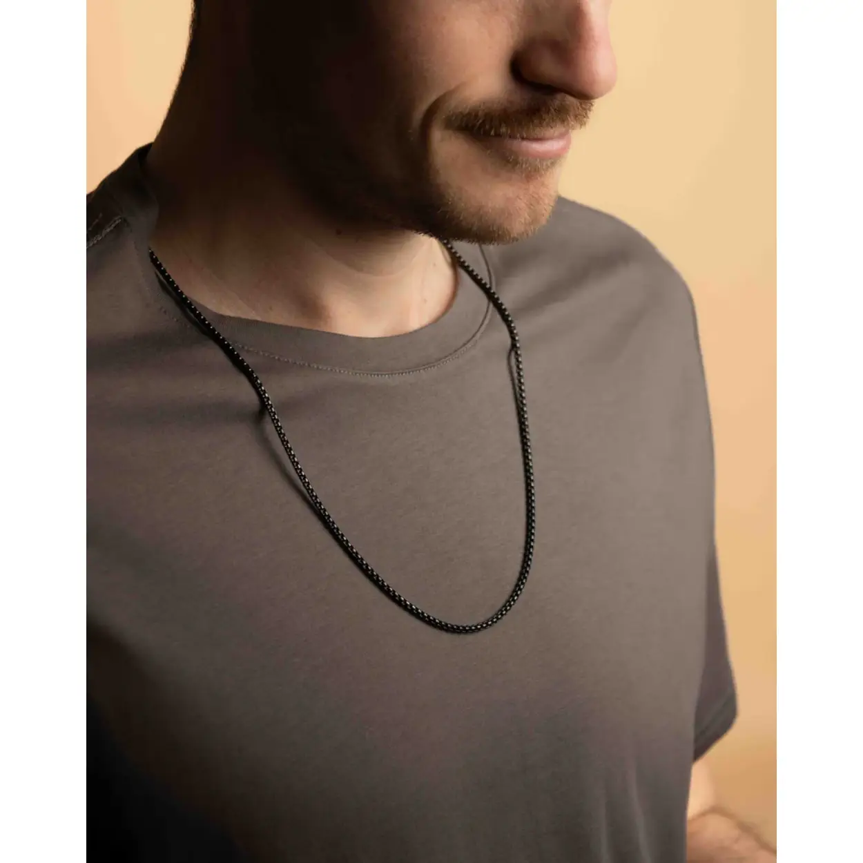 De Vita Black ketting is een boxketting van 3 mm met een zwarte afwerking. Hij is gemaakt van 316L roestvrij staal en is zeer licht en duurzaam. Je kan deze ketting dag in dag uit zonder zorgen dragen. De lengte van de ketting is 54 cm en heeft een verlengketting van 10 cm die je indien nodig kunt toevoegen.