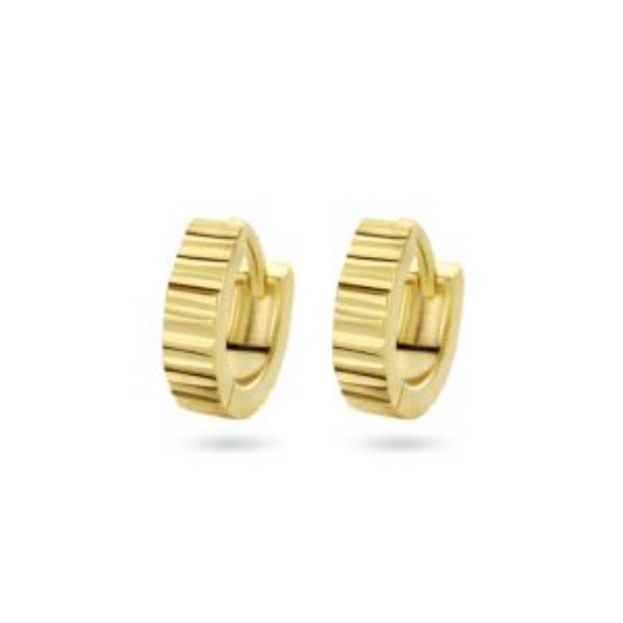 Geelgoud op 925 zilveren klapoorringen. De oorringen hebben een diameter van 11mm. Geen garantie op plating.