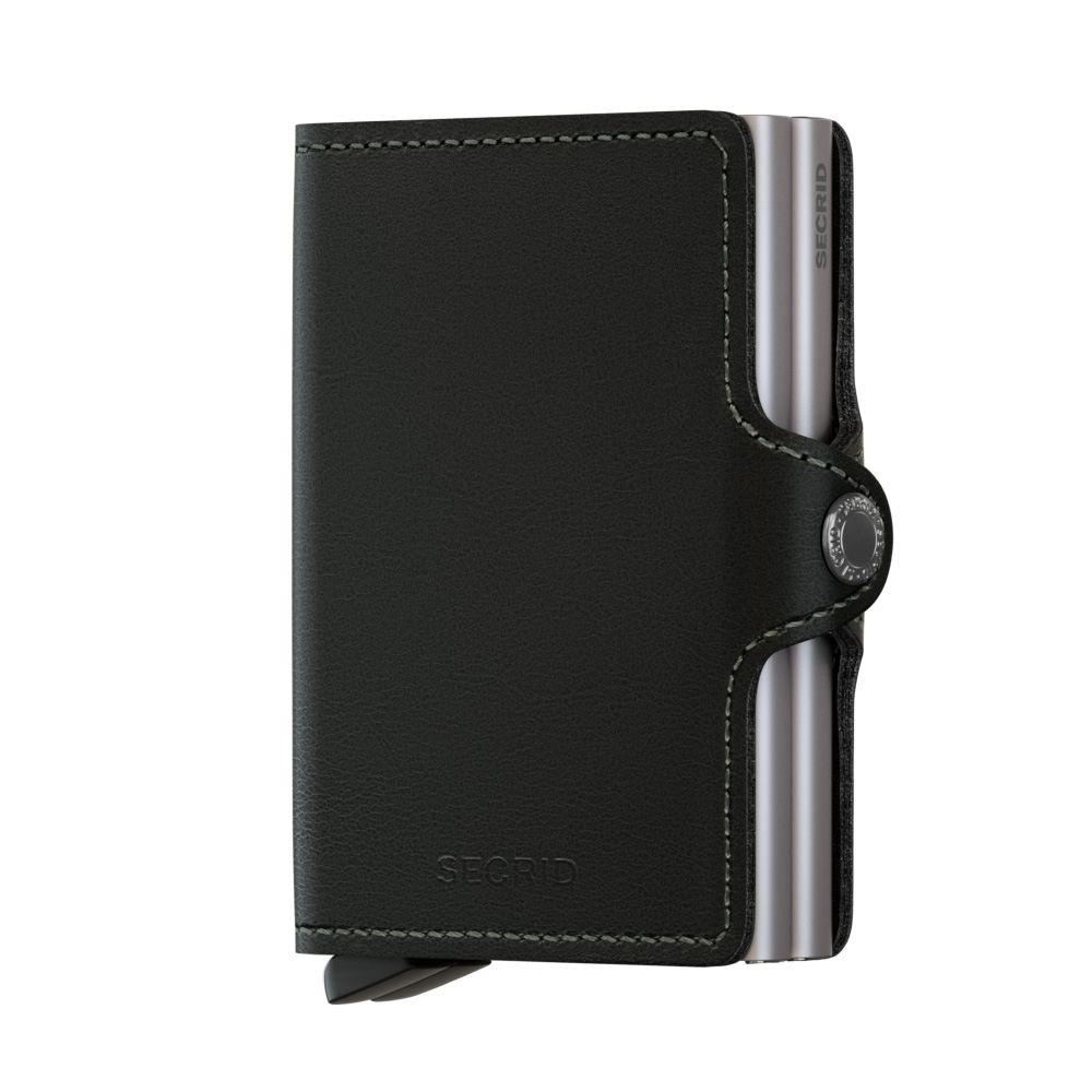 Twinwallet Original Black is gecorrigeerd leer, gemaakt in Nederland en Italië van Europese runderhuiden. Bezoek onze leerpagina voor meer informatie over leereigenschappen, ons productieproces en verzorgingsinstructies.

Draagt
8 verdikte of 12 platte kaarten
4 extra kaarten
Bankbiljetten
Visitekaartjes
Bonnetjes
Afmetingen en gewicht
70 x 102 x 25 mm
130 g