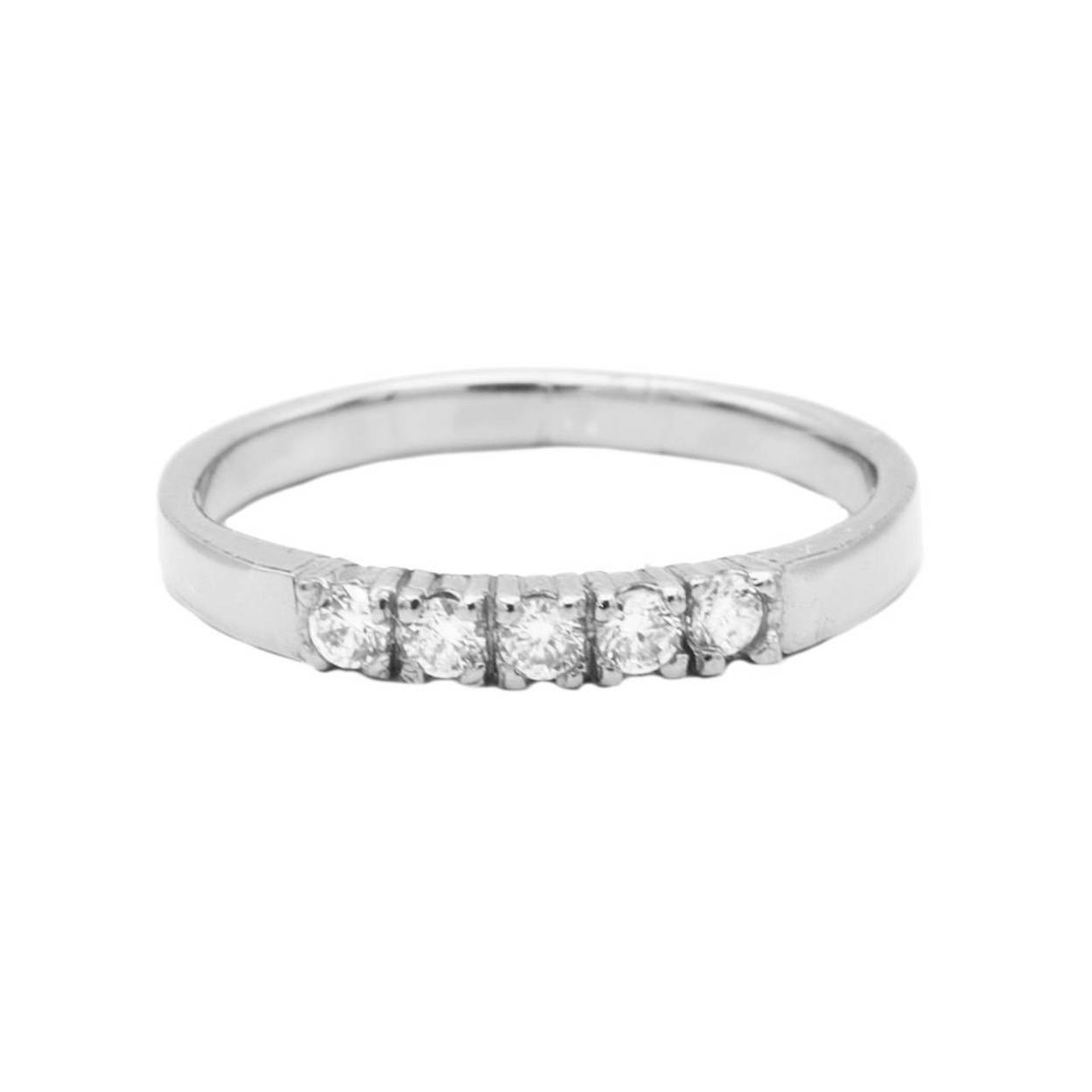 Dit is onze zirconia stapelring. De ring heeft 5 zirconia steentjes en is 2MM breed. Onze sieraden zijn verkrijgbaar in 925 sterling zilver of met een 14K gouden of rosegouden plating.