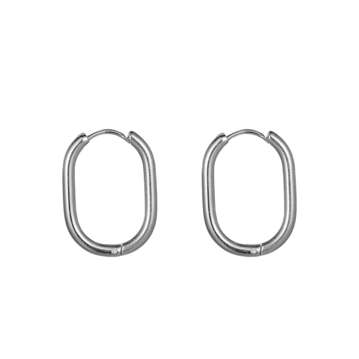 Van grote statement oorbellen tot klassieke oorringetjes of – knopjes - in onze collectie komen oorbellen in alle soorten en maten terug, maar steeds van mooie kwaliteit en in lijn met de laatste nieuwe trends.

Oval Hoop