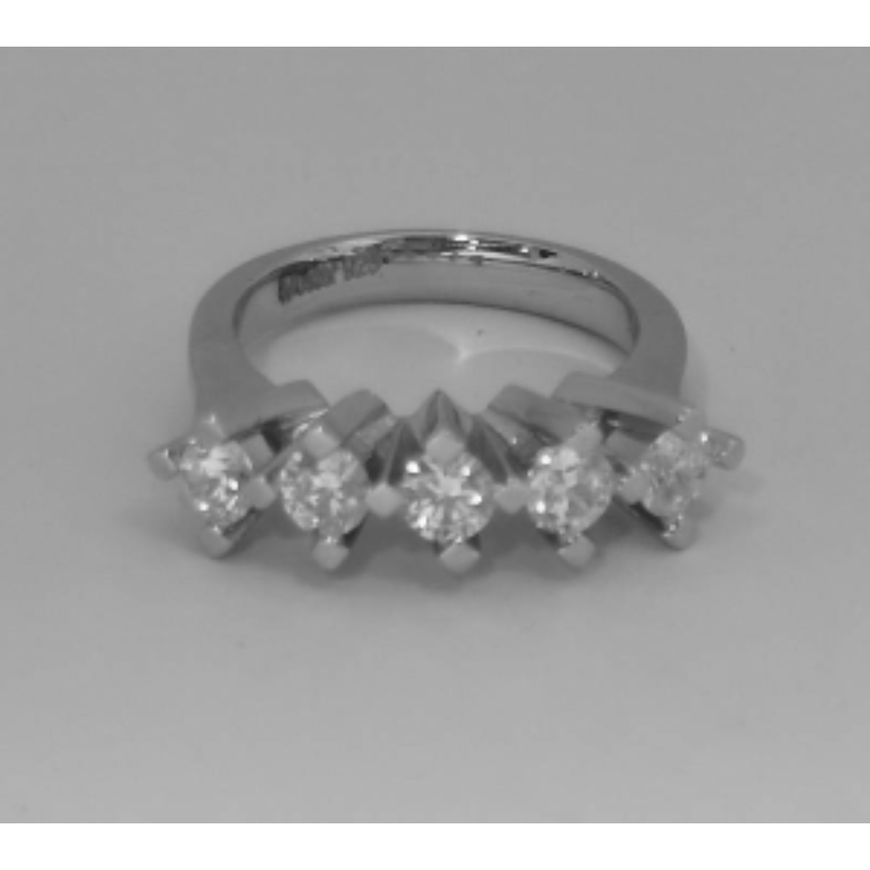 Zilveren ring bezet met zirkonia's in gedeelde klauwzetting 
