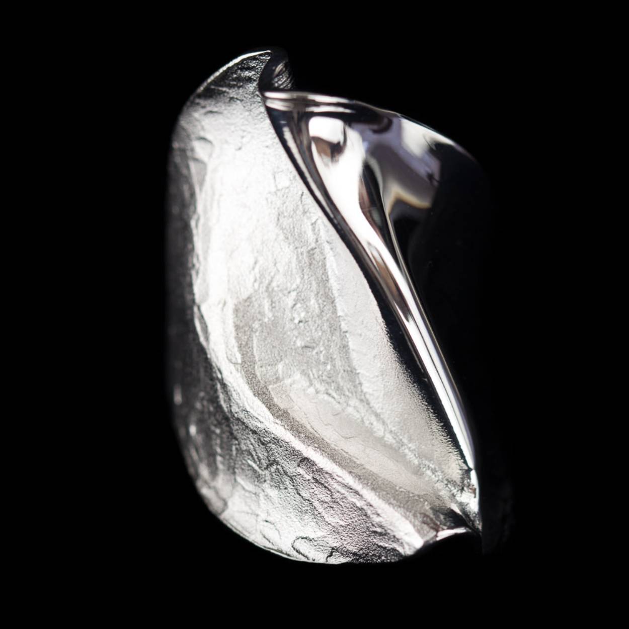 aparte design ring, half gepolijst, half gematteerd. maat 58 (18.5)