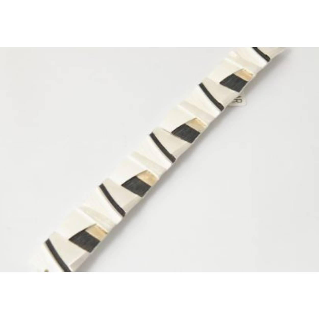 Audar is een sieraden merk uit Barcelona. Zij ontwerpen en ontwikkelen zilveren sieraden vanaf 1975. Audar sieraden hebben een jonge en moderne uitstraling.