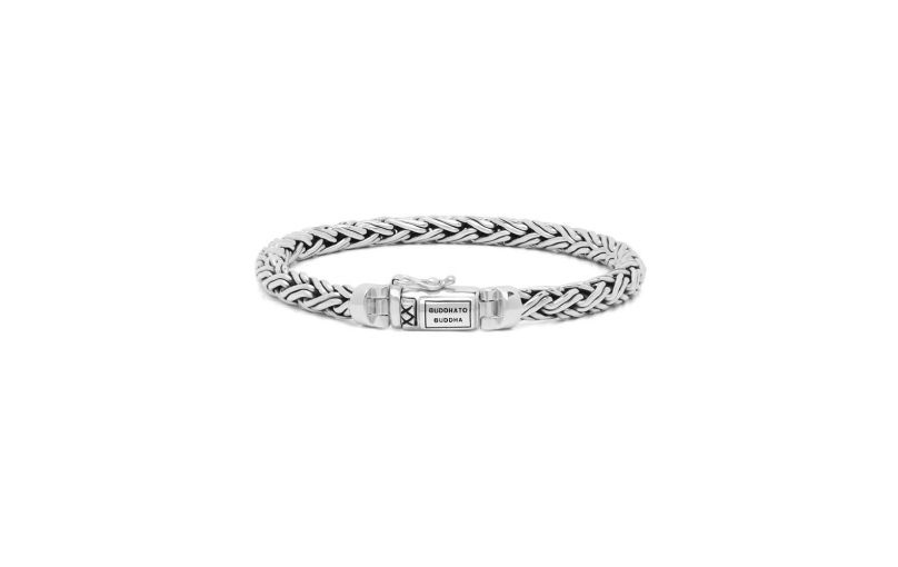 De Katja XS armband is een prachtig gedetailleerde gevlochten armband. Een echte eyecatcher! Het ontwerp van deze subtiele zilveren armband is gebaseerd op de iconische schakel Katja. Handgemaakt en tijdloos zoals alle Buddha to Buddha sieraden. De zilveren armband laat zich perfect combineren, wees creatief en combineer sieraden van andere families, zoals Ellen of Ben. De Katja XS is smaller dan de Katja armband.