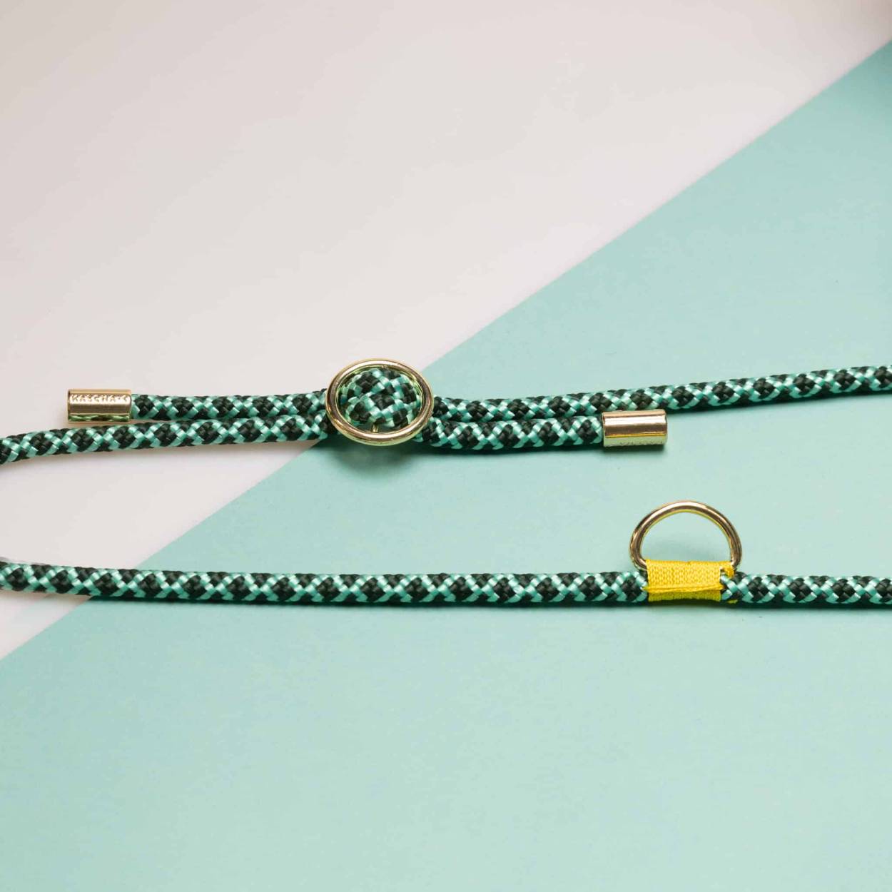 Ontdek de Kascha-C Basic Cord! Handgemaakt in ons Atelier en voorzien van een D-ring. Hier kan je een tasje of een wallet aanhangen. Daarnaast bevestig je het cord aan je cover door een stop, waarmee je zelf de lengte van het cord bepaalt.

Bestel de Basic Cord in je favoriete kleur, afgewerkt met goud of zilver.
Let op de Basic Cord wordt geleverd zonder cover.
Afmetingen: Lengte 1,5 m, dikte 6 mm