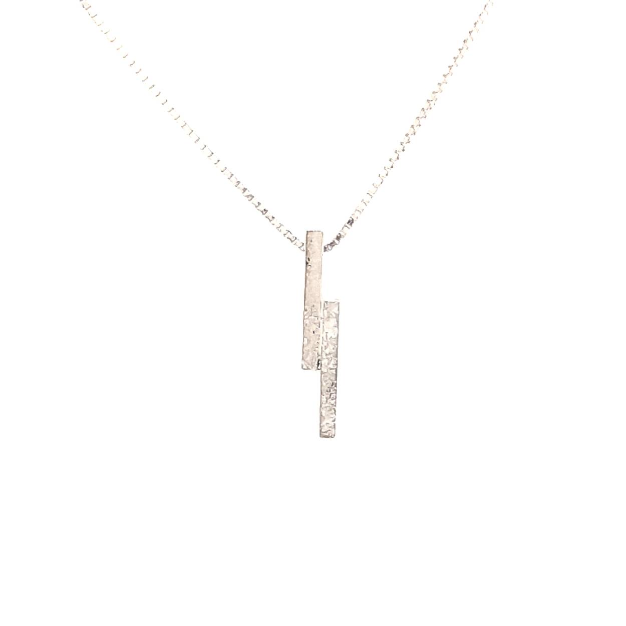 Wat minimalisme al niet kan doen!
Deze fijne maar prachtige hanger bestaat uit twee zilveren asymmetrische banen. Het leuke aan deze hanger is dat je zelf mag bepalen hoe je deze hanger afgewerkt wilt hebben. Zo kan je kiezen voor een glanzende, gematteerde en structuur afwerking. 

Maak een afspraak en kom deze fijne hanger eens passen! Of bestel haar gelijk, dan sturen we deze mooi verpakt naar je toe.