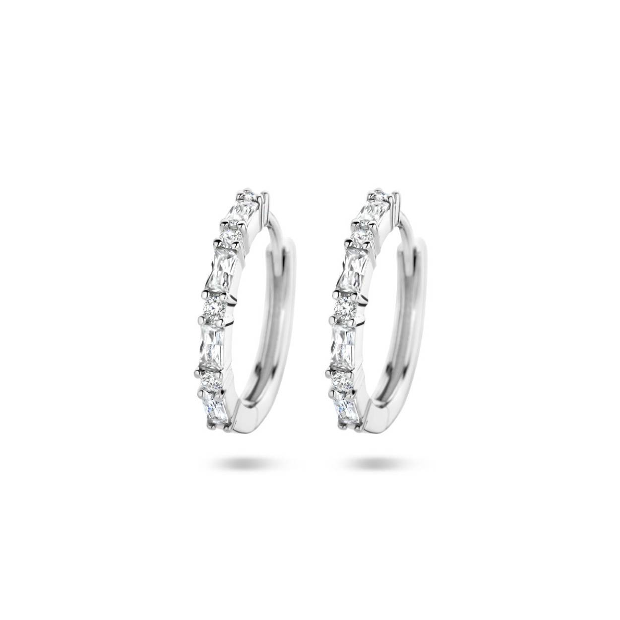 Gerhodineerd 925 zilveren klapoorringen uitgevoerd met schitterende zirkonia. De klapoorringen hebben een afmeting van 17x2mm.