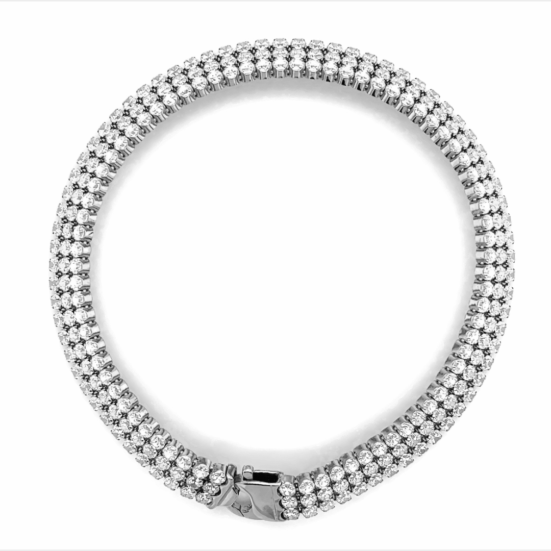 Deze 925 zilveren tennisarmband bestaat uit drie rijen van briljant geslepen zirkonia stenen. De zirkonia stenen schitteren mooi wit van kleur wat erg goed combineert met de kleur van het zilver. Dit sieraad is voorzien van een rhodium laag, dit zorgt ervoor dat de kleur langer mooi blijft. Lengte van de armband is 19cm.