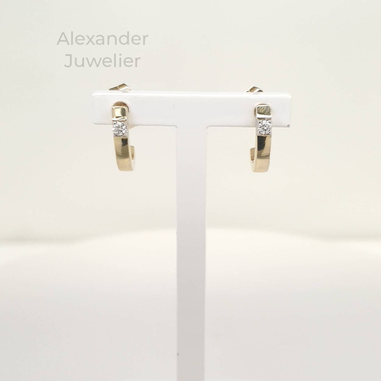 14krt. geelgouden oorstekers met diamant 0.06ct