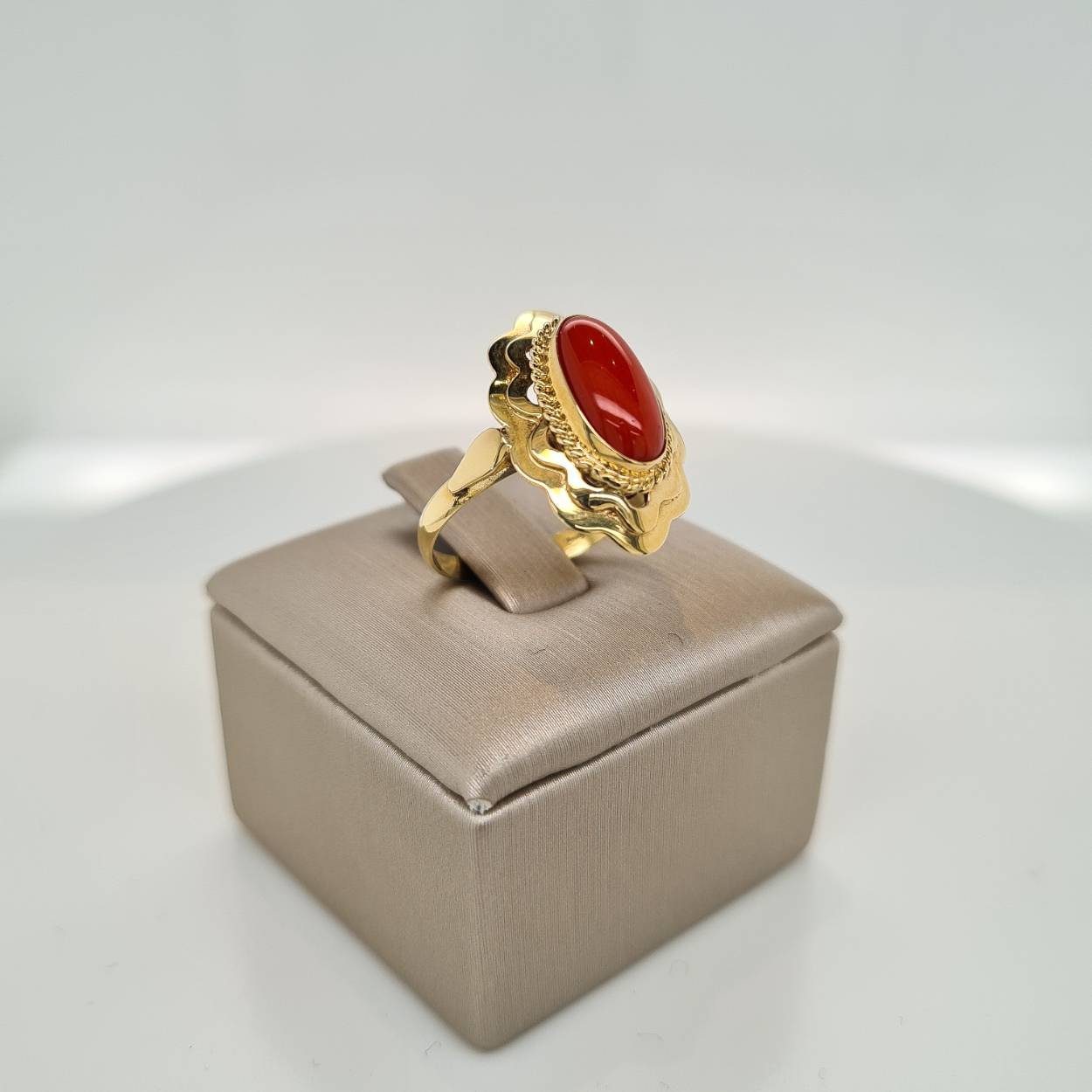Ring 14 karaat goud gezet met echte bloedkoralen. De ring is in maat 17.