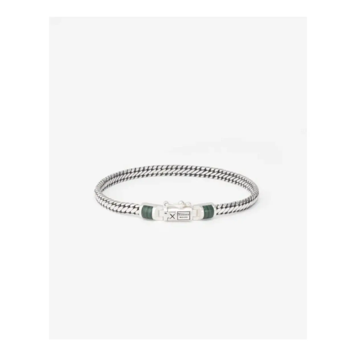 De Ben Mini (Edel)steen Armband in Zilver Malachiet is meer dan alleen een sieraad; het is een krachtige uitdrukking van stijl en welzijn. Malachiet, met zijn groenachtige tinten, staat bekend om zijn beschermende eigenschappen, het bevorderen van emotionele balans en stabiliteit, en het versterken van veerkracht. Gecombineerd met de iconische Ben structuur ontstaat een zeldzaam krachtige combinatie. Dit unieke stuk uit de Gemstone collectie is geschikt voor iedereen, waardoor het een essenti&euml;le aanvulling is op elke stijl. Ben jij klaar voor een nieuw hoofdstuk met dit sieraad?