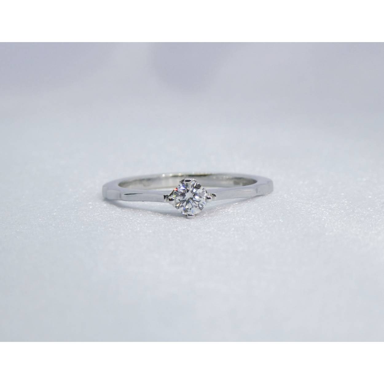 
Soort: Diamant
Slijpvorm: briljant
Karaat: 0.24
Helderheid: VVS1
Kleur: G
Aantal: 1