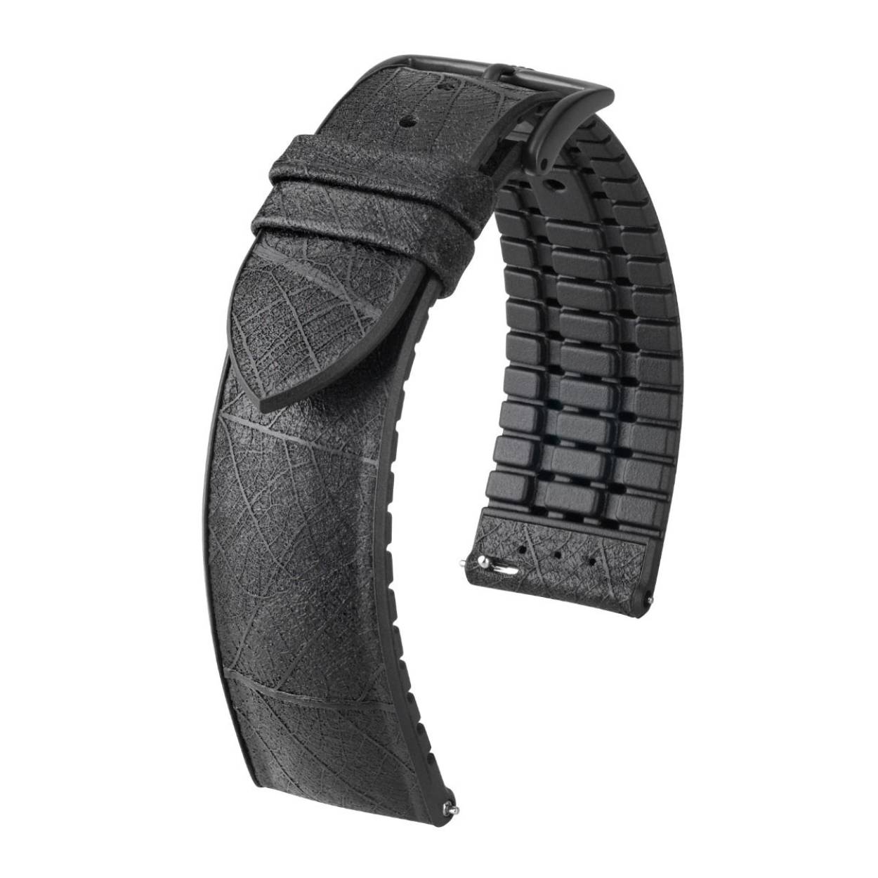 De natuur als inspiratie: Met onze armband LEAF kun je nu echte bladeren om je pols dragen. Deze armband maakt deel uit van onze nieuwe HIRSCH Nature-collectie - ons diervrije assortiment van hernieuwbare, natuurlijke materialen. En dankzij ons HIRSCH Premium Caoutchouc voeringmateriaal is deze armband extreem duurzaam, waterbestendig en daarom de perfecte match voor je smartwatch.

Diervrij
Gemaakt van geverfde bladeren
Verkrijgbaar in 4 verschillende kleuren
Met een gekleurde HIRSCH Premium Caoutchouc kern
Makkelijk te verwisselen door het HIRSCH Quick-Release System
Ons innovatieve productassortiment „LEAF“ maakt deel uit van onze nieuwe HIRSCH Nature Collection. Daarom heeft HIRSCH een gloednieuw in-house meerlaags proces ontwikkeld. De bladeren worden afzonderlijk geverfd en in een uitgebreid fabricageproces op een materiële drager van de armband aangebracht.

De overlappende bladeren zien er bij elke armband anders uit en daarom is elke armband uniek. Onze armband LEAF is verkrijgbaar in groen (lenteblad) en bruin (herfstblad).

LEAF past perfect bij zowel klassieke als slimme horloges, zoals de Apple Watch. De Apple-Watch-Adapter, om de armband op uw Apple Watch te bevestigen