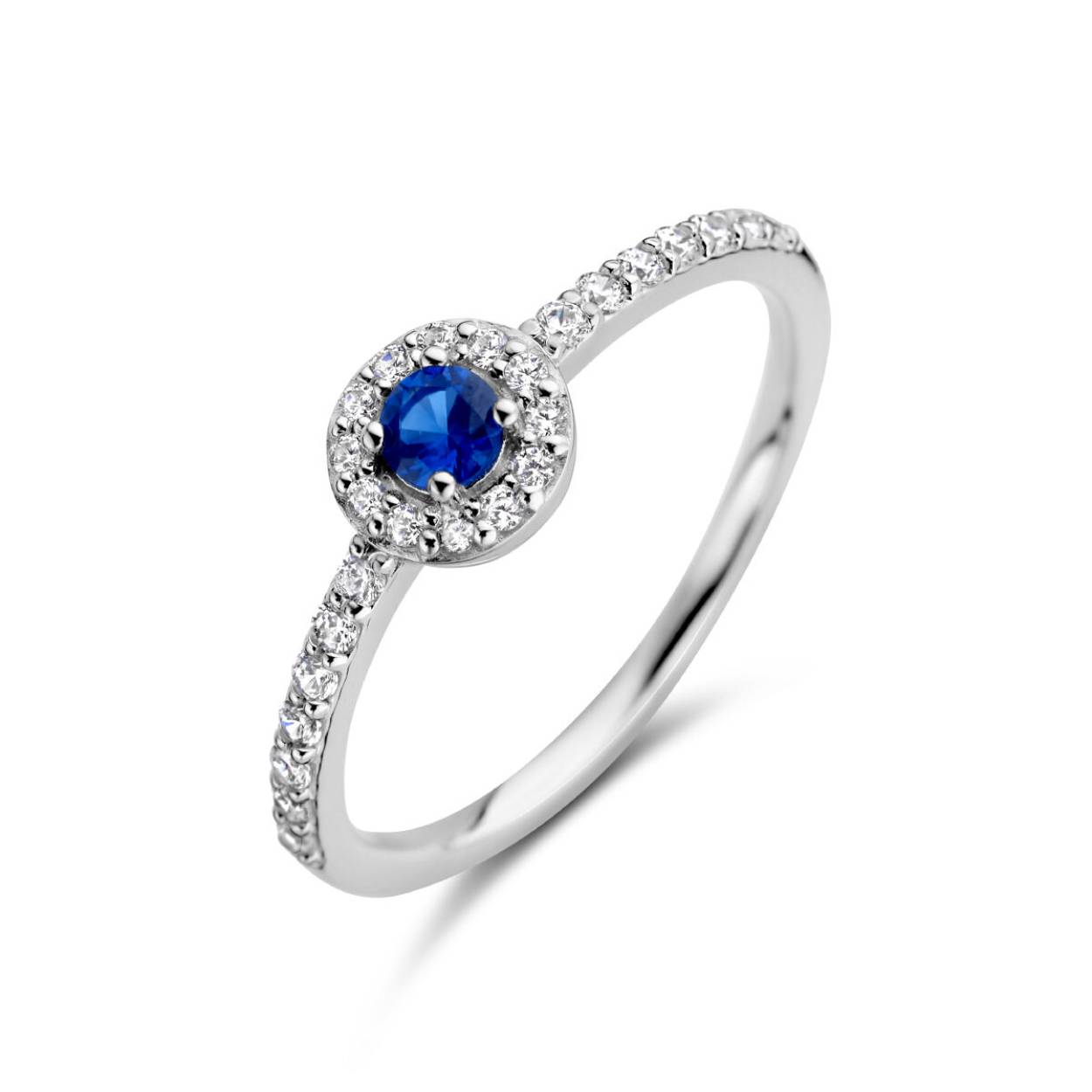 Gerhodineerd 925 zilveren ring uitgevoerd met een synthetische saffier en zirkonia.