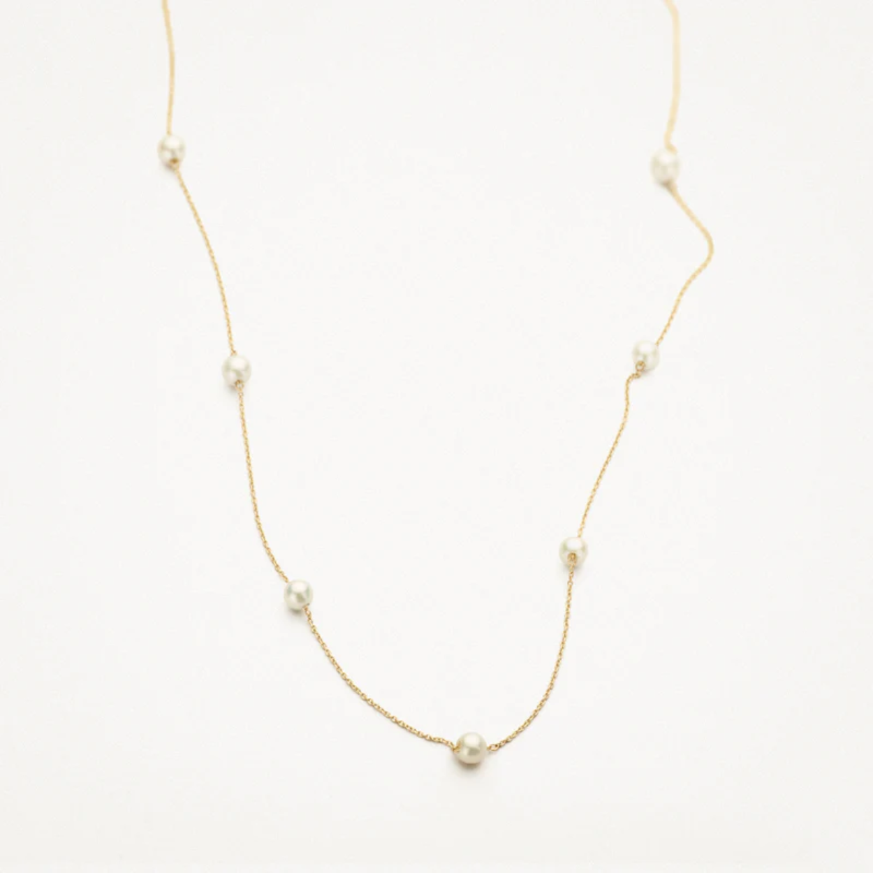 Parels gecombineerd met ankerschakels van 14k geelgoud geven deze ketting een verfijnde touch. De parels hebben een doorsnede van &oslash; 4.2 mm en het collier heeft een lengte van 40,5 cm. Draag het alleen of combineer het met andere colliers uit onze collectie voor een layering-effect.