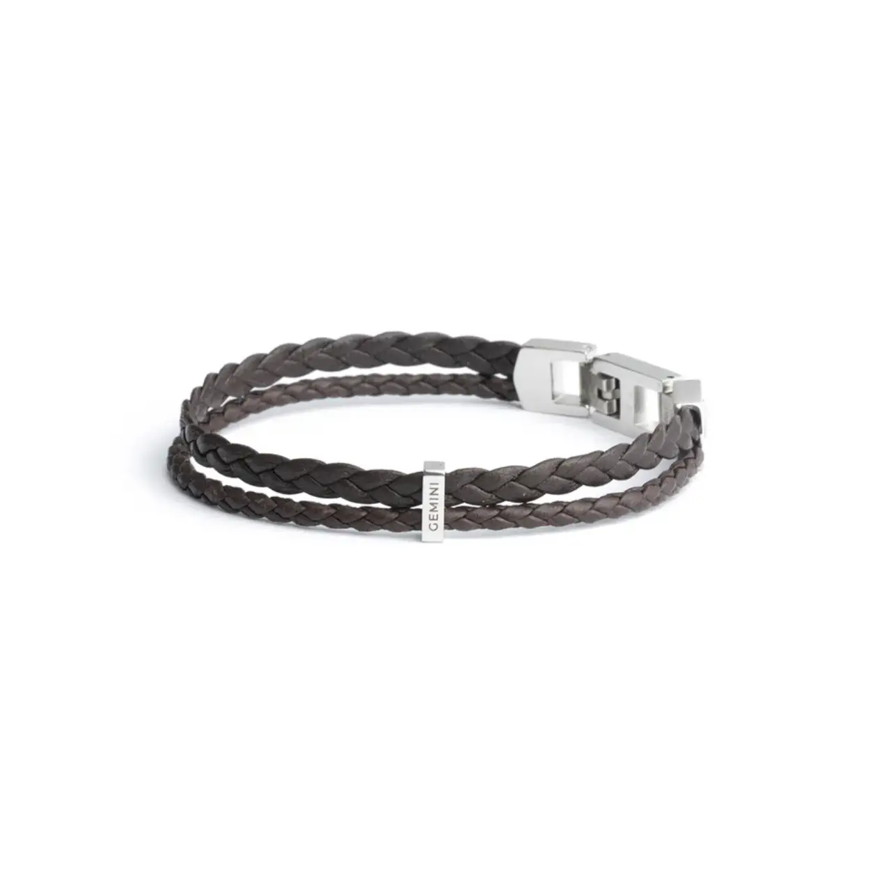 Deze Duo Brown armband is volledig gemaakt van hoogwaardig Italiaans nappaleer, afgewerkt met zwarte roestvrijstalen elementen. Het Italiaanse leer is ongelooflijk soepel en zacht. Hij is verkrijgbaar in alle maten XXS tot en met XXL.

Italiaans Nappaleer staat wereldwijd bekend om zijn uitzonderlijke kwaliteit en luxueuze uitstraling. “Nappa” verwijst naar een specifiek type zacht leer gemaakt van de huiden van lammeren, geiten of schapen. De zachtheid wordt bereikt via een zorgvuldig looiproces en afwerking, resulterend in leer dat een genot is om aan te raken.

Het looiproces voor Italiaans Nappaleer is een cruciale stap in de productie ervan. Italiaanse leerlooierijen gebruiken vaak plantaardig looien of andere milieuvriendelijke methoden, wat niet alleen de kwaliteit van het leer verbetert, maar ook de milieu-impact vermindert.