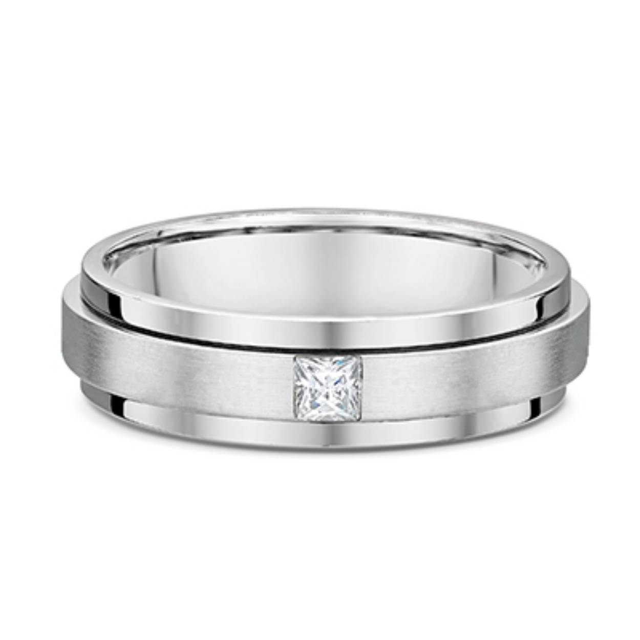 Trouwringen witgoud met in de damesring een diamant. Beide ringen zijn 5 mm breed